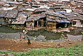 Luftaufnahme der unhygienischen Bedingungen in einem Slum in Mumbai Bombay, Maharashtra, Indien