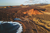 Luftaufnahme von Montana Bermeja und kleinem grünen See mit Vulkan, Lava und Meer, El Golfo, Lanzarote, Kanarische Inseln, Spanien