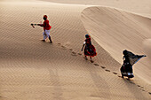 Luftaufnahme eines Volksmusikers, der durch Sanddünen läuft, Jaisalmer, Rajasthan, Indien MR