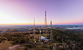 Luftaufnahme der Telecom Towers inmitten von Landschaft und Bergen, Orange, New South Wales, Australien.