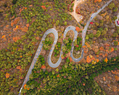 Luftaufnahme einer kurvenreichen Straße, die zum Berg Haruna führt, während der Koyo-Saison, Gunma, Japan.