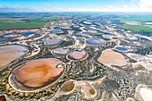 Luftaufnahme von abstrakten Mustern von Salzseen in einer ruhigen Landschaft, East Damboring, Australien.
