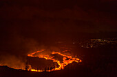 Luftaufnahme der Lava, die nachts den Vulkan Cumbre Vieja hinunterfließt, ein Vulkan während eines Ausbruchs in der Nähe der Stadt El Paraiso, Las Manchas, Insel La Palma, Kanarische Inseln, Spanien