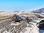Luftaufnahme einer Industrie inmitten der Berge, Südliche Halbinsel, Island.