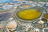 Luftaufnahme von abstrakten Salzseen in leuchtenden Farben, Perth Wheatbelt Region, Australien.