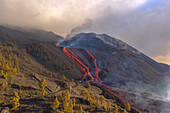 Luftaufnahme des Vulkans Cumbre Vieja während eines Ausbruchs mit Magma und Lava auf der Insel La Palma, Kanarische Inseln, Spanien