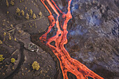 Luftaufnahme des Vulkans Cumbre Vieja während eines Ausbruchs mit Magma und Lava auf der Insel La Palma, Kanarische Inseln, Spanien