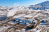 Luftaufnahme einer Industrie inmitten der Berge, Südliche Halbinsel, Island.