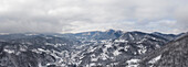 Panoramablick aus der Luft auf die Dörfer im Zumberak-Gebirge im Winter, Kroatien.