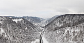 Luftaufnahme der Straße über das Zumberak-Gebirge, die nach Samobor, Kroatien, führt.