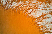 Luftaufnahme einer abstrakten Salzfarmlandschaft mit schönem Orange-Weiß-Kontrast, Wedgefield, Australien.