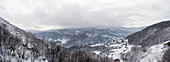 Panoramablick aus der Luft auf die Dörfer im Zumberak-Gebirge im Winter, Kroatien.