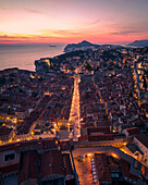 Luftaufnahme der historischen Altstadt mit charmanten Dächern an der Adria bei Sonnenuntergang, Dubrovnik, Kroatien.