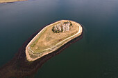 Luftaufnahme einer Drohne von der Insel Batak Dam, Rhodopen, Bulgarien.