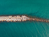 Luftaufnahme eines Betondocks in Patras, Griechenland
