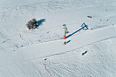 Luftaufnahme von Menschen beim Skifahren im Skigebiet am Berg Erymanthos in Griechenland