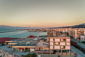 Luftaufnahme eines wunderschönen Sonnenuntergangs am Hafen von Patras, Griechenland