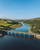 Luftaufnahme des Ladybower Reservoirs mit malerischer Landschaft und blauem Himmel, Derbyshire, England.