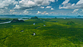 Luftaufnahme von wunderschönen Mangroven und Karstinseln im Meer, Phang Nga, Thailand.