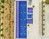 Luftaufnahme des Pools in einer Luxusvilla auf Paros, Chrisi Akti, Griechenland.