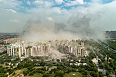 Luftaufnahme des Noida-Zwillingsturms während des Abrisses, Noida, Indien.