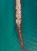 Luftaufnahme eines Betondocks in Patras, Griechenland