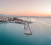 Panoramablick auf einen wunderschönen Sonnenuntergang am Yachthafen in Patras, Griechenland