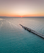 Luftaufnahme des wunderschönen Sonnenuntergangs am Yachthafen in Patras, Griechenland
