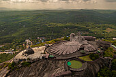 Luftaufnahme des Jatayu-Felsens, einer adlerförmigen Statue auf dem Gipfel eines Hügels in Chadayamangalam, Nilamel, Kerala, Indien.