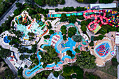 Luftaufnahme von farbenfrohen Wasserrutschen und Pools inmitten von Grünanlagen, Ferienort Albena, Bulgarien.