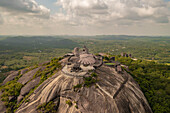 Luftaufnahme des Jatayu-Felsens, einer adlerförmigen Statue auf dem Gipfel eines Hügels in Chadayamangalam, Nilamel, Kerala, Indien.