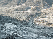 Frühmorgendliche Luftaufnahme der schneebedeckten Stadt Manali mit Blick auf den Fluss Beas im Bundesstaat Himachal Pradesh im Norden Indiens.
