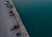 Luftaufnahme von geparkten Autos an einem Betondock in Patras, Griechenland