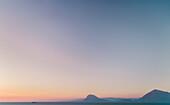 Luftaufnahme eines Fischerboots am Horizont bei Sonnenuntergang in Patras, Griechenland