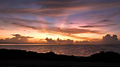 Luftaufnahme einer ruhigen tropischen Insel bei Sonnenaufgang mit lebhaftem Meer und buntem Himmel, Karibik Niederlande.