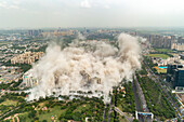 Luftaufnahme des Noida-Zwillingsturms während des Abrisses, Noida, Indien.