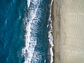 Luftbildaufnahme des Strandes von Kalogria mit Abdruck im Sand, Griechenland.