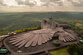 Luftaufnahme des Jatayu-Felsens, einer adlerförmigen Statue auf dem Gipfel eines Hügels in Chadayamangalam, Nilamel, Kerala, Indien.