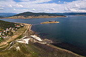 Drohnenansicht der Insel Batak Dam, Rhodopen, Rakitovo, Pazardzhik, Bulgarien.