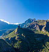Panoramablick aus der Vogelperspektive auf eine schöne Berglandschaft bei Sonnenuntergang, La Possession, Saint Denis, Reunion.