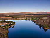 Luftaufnahme von Bulshoekdam Dam Cederberg, Ansicht eines landwirtschaftlichen Feldes auf dem Land in Western Cape, Südafrika