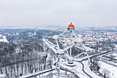 Luftaufnahme des Atomiums im Winter, einer hoch aufragenden und ikonischen Atomskulptur aus Stahl, Brüssel, Belgien.