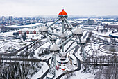 Luftaufnahme des Atomiums im Winter, einer hoch aufragenden und ikonischen Atomskulptur aus Stahl, Brüssel, Belgien.