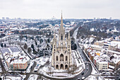 Luftaufnahme der Kirche Unserer Lieben Frau von Laeken (Notre Dame de Laeken) zur Winterzeit, Brüssel, Belgien.