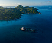 Panoramablick aus der Vogelperspektive auf die endlose Küstenlinie bei Anse a La Mouche, Anse Boileau, Seychellen.