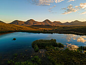 Luftaufnahme des natürlichen Sumpfgebietes am Main Dam, Drie Kuilen Nature Reserve, Karoo, Südafrika.
