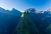 Panoramablick aus der Vogelperspektive auf eine schöne Berglandschaft bei Sonnenuntergang, La Possession, Saint Denis, Reunion.