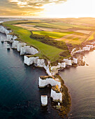 Luftaufnahme der alten Harry-Felsen und der schönen weißen Klippen entlang der Küstenlinie mit ruhigem Meer, Swanage, Dorset, Vereinigtes Königreich
