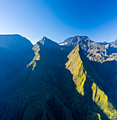 Panoramablick aus der Vogelperspektive auf eine schöne Berglandschaft bei Sonnenuntergang, La Possession, Saint Denis, Reunion.