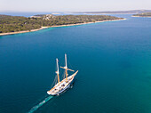 Luftaufnahme eines touristischen Segelschiffs, das die Adria überquert, Kroatien.
